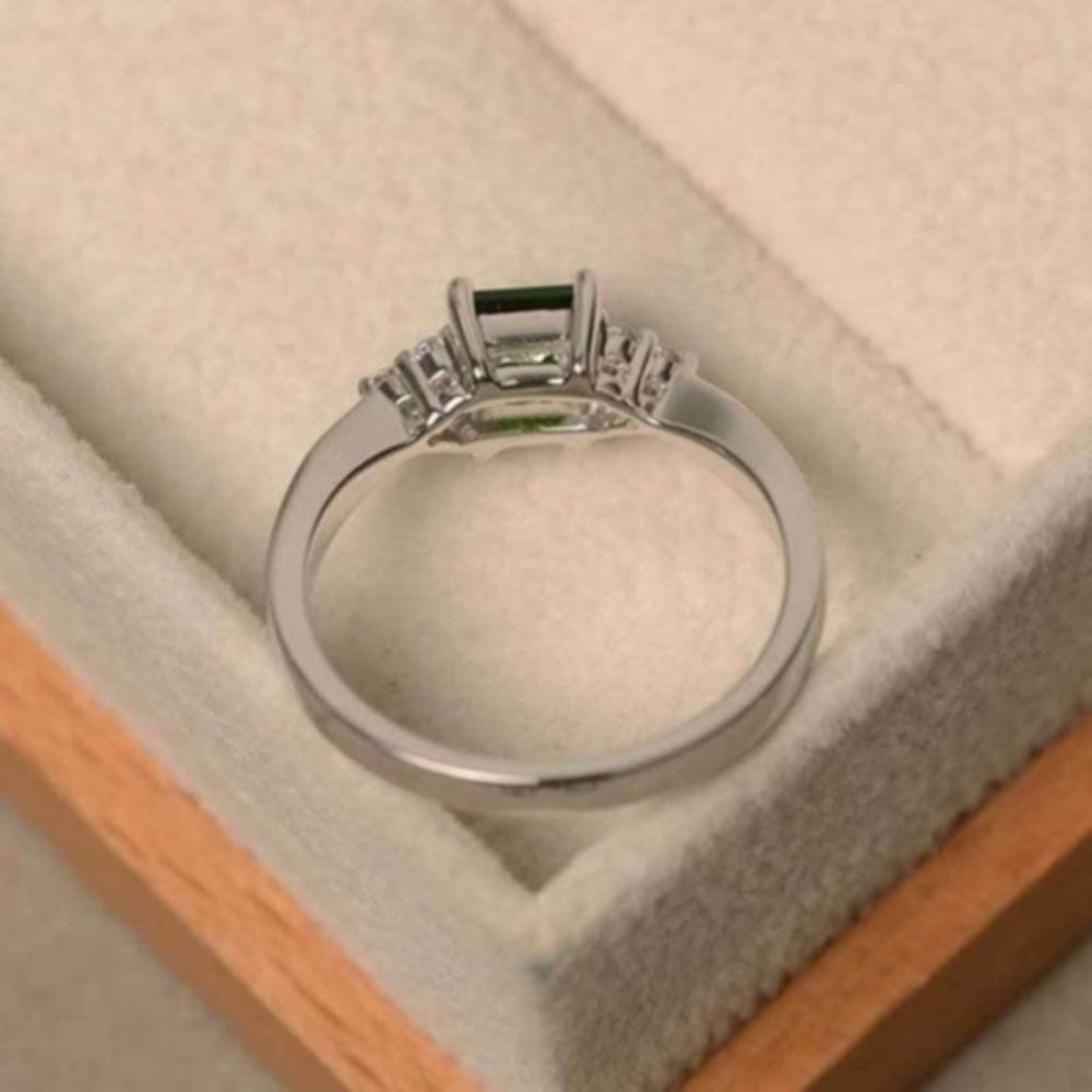 New 925 Silver Emerald Ring - Picture 3 of 5